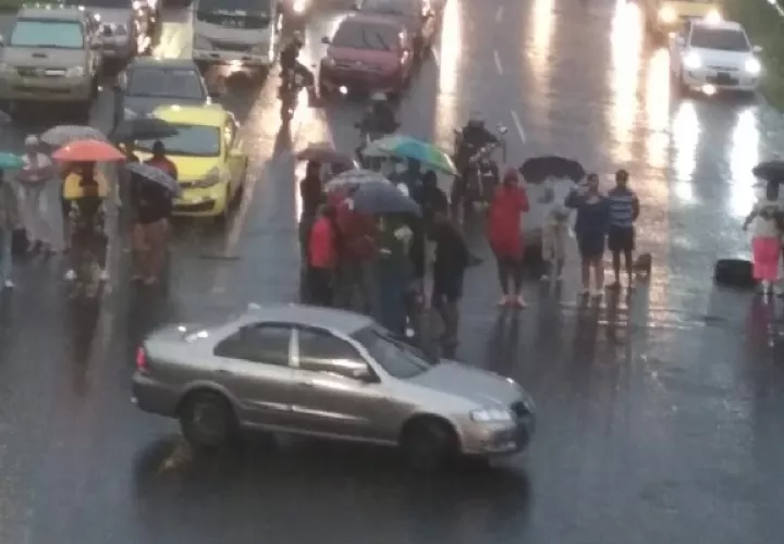 La comunidad de Nueva Providencia viene enfrentando, desde hace meses, la falta de agua, por lo que en varias ocasiones han procedido con cerrar la carretera Panamá-Colón. Foto. Archivo