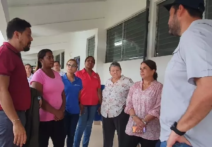 La titular de Educación Maruja Gorday de Villalobos, realizó el recorrido con administrativos de los planteles y padres de familia. Foto. Diomedes Sánchez