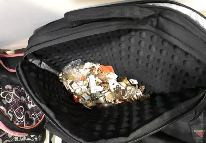 Los individuos mantenían tres mochilas llenas de prendas, celulares y dinero en efectivo. Foto / Diómedes Sánchez.