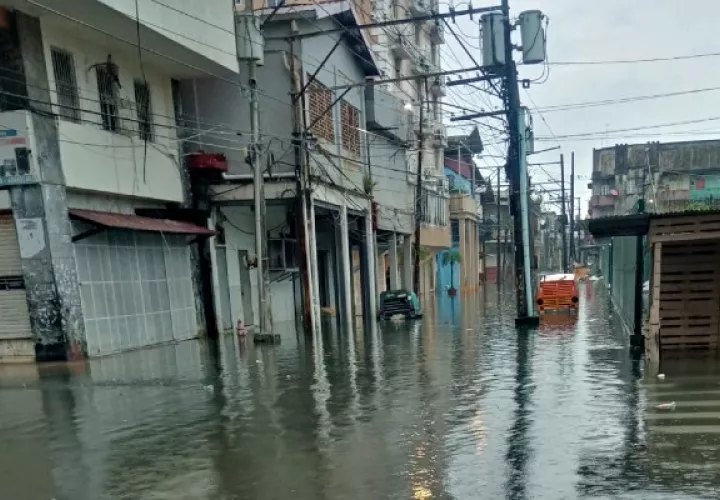 La basura que se arroja directamente al sistema pluvial contribuye a las inundaciones. Foto / Diómedes Sánchez.