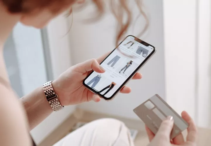 Los anuncios virtuales deben tener la fecha de inicio o de finalización de las ofertas. Foto: Pexels