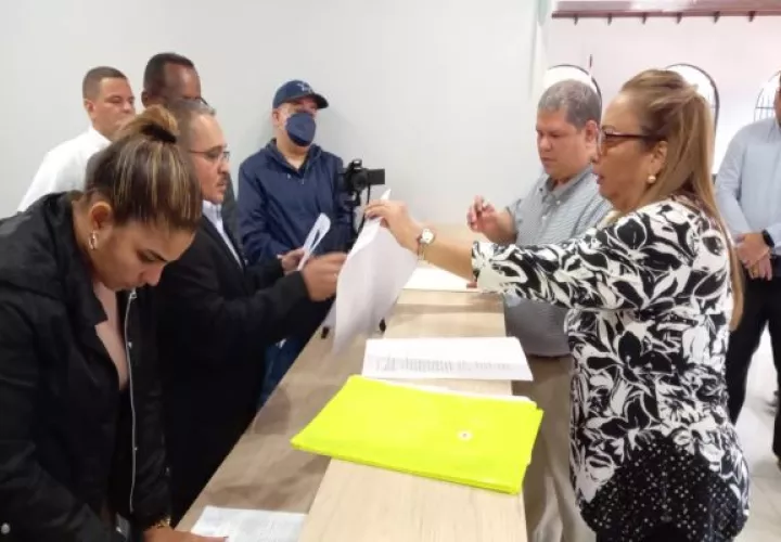 La documentación fue entregada por la defensa legal de la diputada Yanibel Ábrego. Foto: Víctor Arosemena