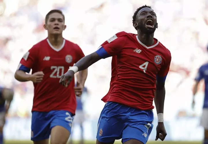 Keysher Fuller de Costa Rica (4) festeja su gol contra Japón. Foto: EFE