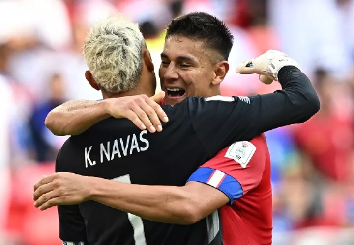 El portero tico Keylor Navas celebra con Oscar Duarte, el triunfo de su equipo frente a Japón (1-0) en la segunda fecha del mundial de Qatar 2022. Foto: EFE