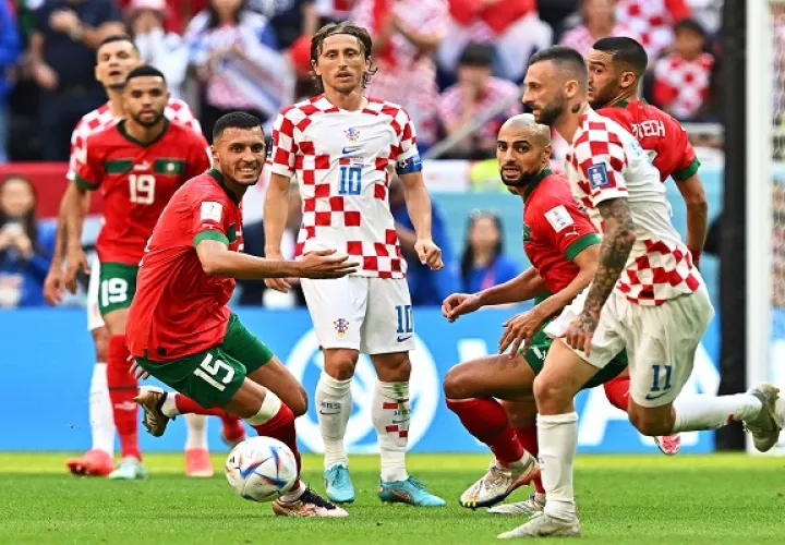 Luka Modric (10)  de Croacia observa  una jugada. Foto: EFE