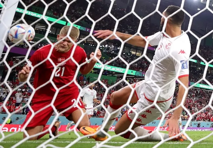 Andreas Cornelius (Izq.) no pudo anotar para Dinamarca. Foto:EFE