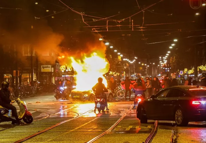 Los disturbios se extendieron a otras ciudades de Europa, como Amsterdam. Foto: EFE