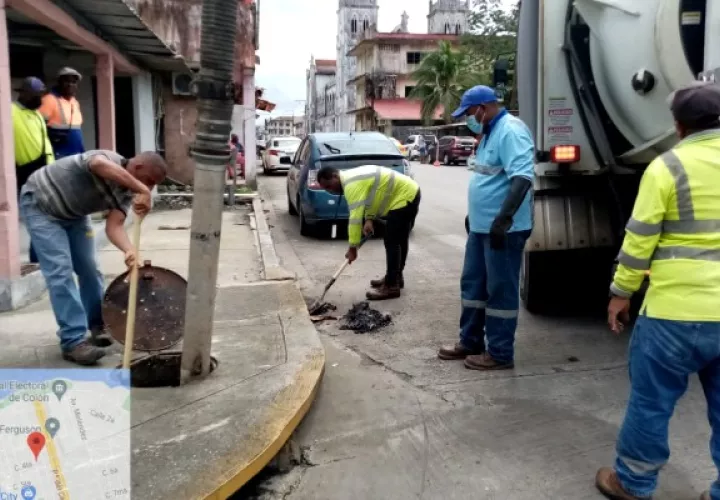 El sistema de drenaje se encontraba obstruido con sedimentos y basura. Foto / Diómedes Sánchez.