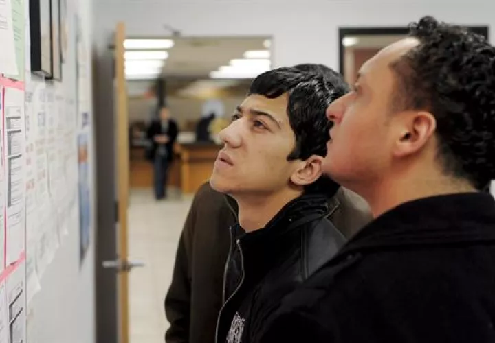 Jóvenes buscan trabajo en una oficina de empleo, en Brooklyn. EFE