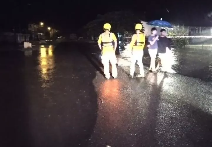 Desde la noche del jueves 17 de noviembre los miembros de la Fuerza de Tarea Conjunta evalúan la situación del Río La Villa. Foto. Sinaproc