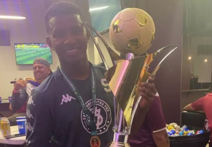 Fidel Escobar con el trofeo de campeón con el Saprissa. Foto: Instagram