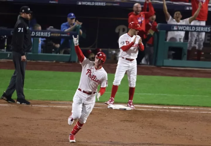 Rhys Hoskins  de los Filis (izq) reacciona después de conectar un jonrón solitario ante el lanzador abridor de los Houston Astros, Lance McCullers Jr., en el quinto episodio. Foto:EFE