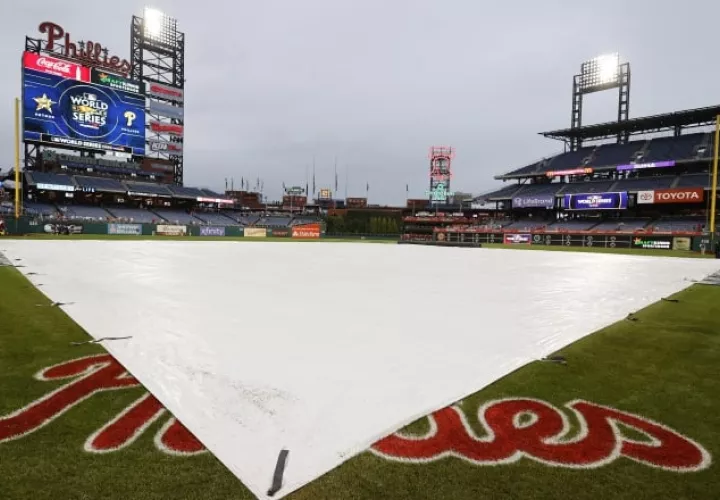 Una lona cubre el campo del Citizens Bank Park en Filadelfia.  Foto: EFE
