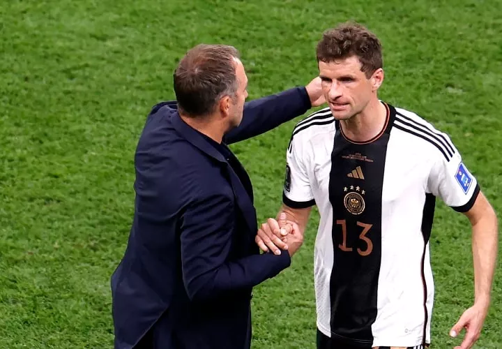 El seleccionador alemán, Hansi Flick estrecha la mano de Thomas Müller. Foto:EFE