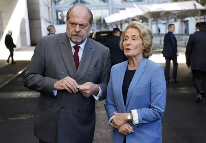 La ministra francesa de Administraciones Territoriales, Caroline Cayeux (derecha), habla con el ministro de Justicia galo, Eric Dupond-Moretti (i),
