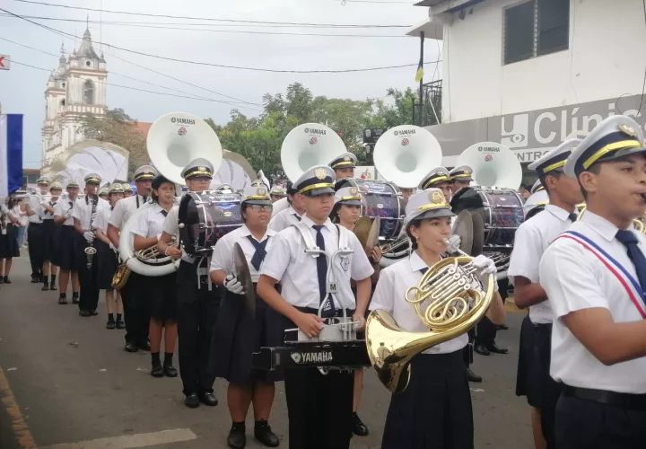herrera-desfile-patria_easy-resize.com_.jpg