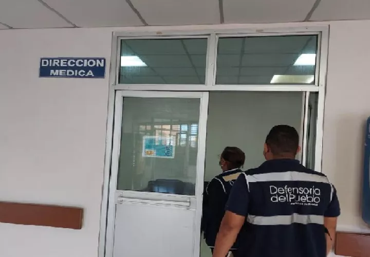 Oficiales de Derechos Humanos se entrevistaron este viernes, con directivos de este nosocomio, a fin de ampliar las investigaciones por este caso. Foto. Eric Montenegro