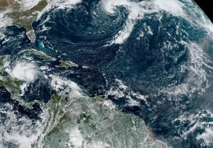 Lisa se mueve hacia el oeste a cerca de 14 mph (22 km/h), pero su velocidad se está haciendo más lenta, de acuerdo al NHC. Foto: EFE