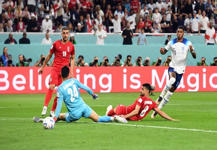 Marcus Rashford (der.)  anota el quinto gol inglés. Foto:EFE