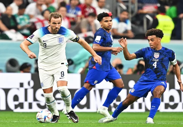 El inglés Harry Kane conduce el balón durante el partido ante Estados Unidos. Foto:EFE