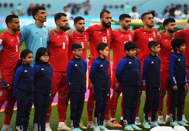 Los futbolistas de la selección de Irán no cantaron el himno de su país. EFE