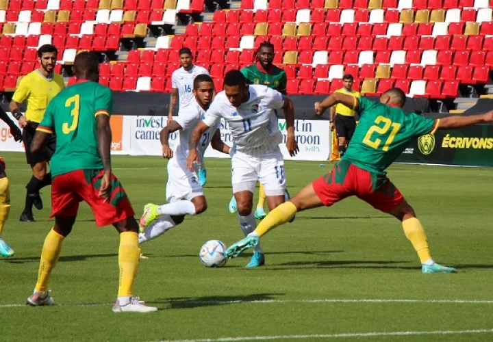 Ismael Díaz conduce el balón ante la  marca de Jean-Charles Castellettom(21) de Camerún. Foto: Fepafut