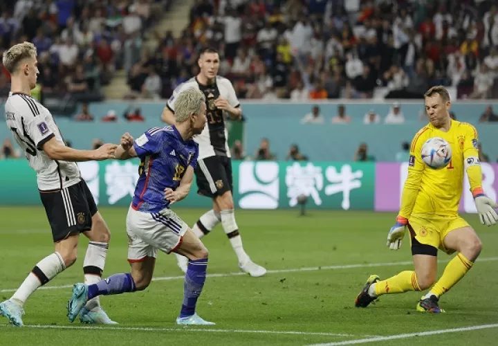Takuma Asano  anota el segundo gol de Japón ante a salida de  Manuel Neuer. Foto: EFE