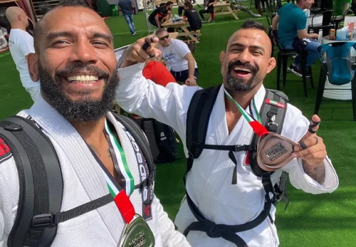 Marcos Ariel Pérez y César Iván Pérez, festejan con sus medallas. Foto: Cortesía