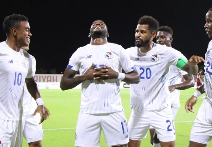 José Fajardo (cent.) festeja el primer gol panameño. Foto: Fepafut