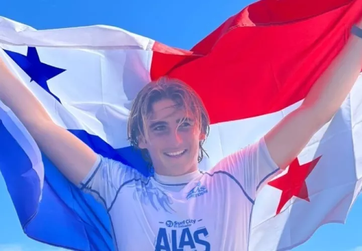 El panameño Kai Gale con la bandera panameña. Foto:EFE