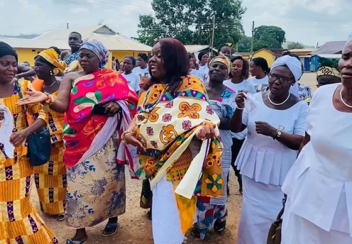 Kayra Harding  difrutando de la cultura de Ghana.