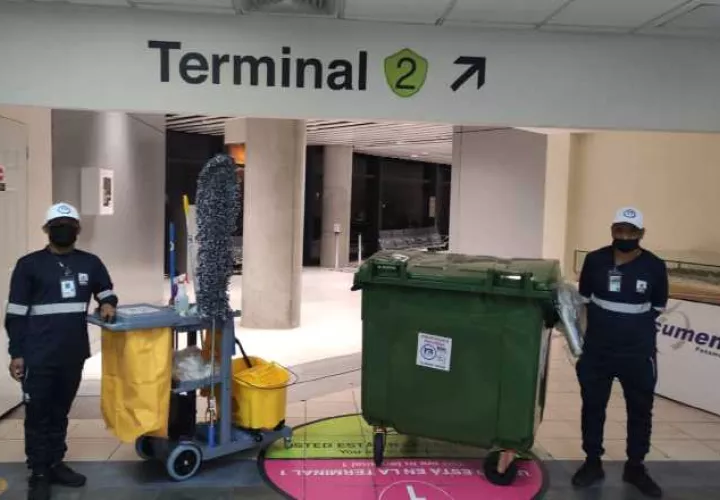 Operaciones de limpieza y mantenimiento de las salas de abordajes, pasillos y zonas públicas, clave en el engranaje de funcionamiento.  Foto:Cortesía