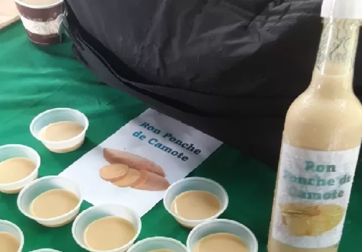 Uno de los productos que se están promoviendo es el ron ponche de camote. Foto. Thays Domínguez