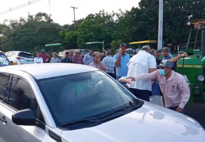 Cerraron la vía que conduce de Las Tablas hacia Pocrí, y regalaron maíz a los conductores, como medida de protesta. Foto. Thays Domínguez
