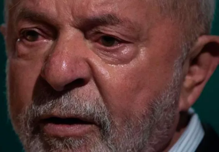  El presidente electo, Luiz Inacio Lula da Silva, habla y se ve con lágrimas en los ojos durante una reunión con parlamentarios. Foto: EFE