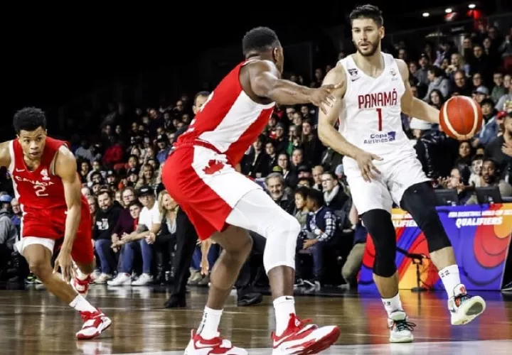 Eugenio Luzcando (der.) de Panamá  en el partido contra Canadá. Foto: FIBA