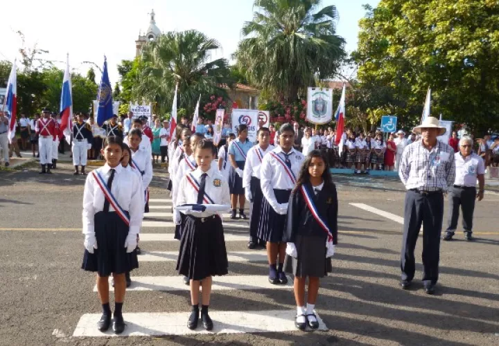 Estudiantes, docentes, directivos, padres de familias e invitados especiales asistieron al acto especial dedicado a los difuntos. Foto / Melquiades Vásquez A.