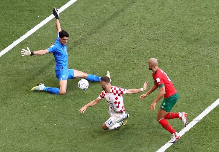 El portero Yassine Bounou de Marruecos salva contra Nikola Vlasic de Croacia. Foto: EFE