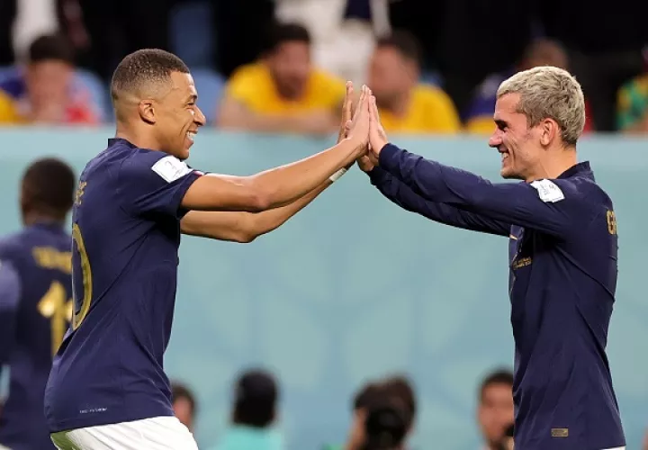 Kylian Mbappé celebra con Antoine Griezmann el triunfo de Francia. Foto:EFE