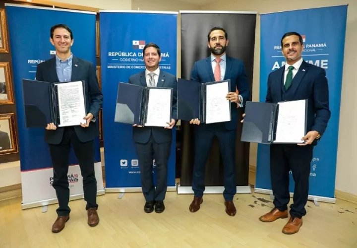 De izquierda a derecha: Iván Eskildsen, ministro de Turismo; Federico Alfaro, ministro de Comercio; German Roson, de Mastercard; y Oscar Ramos, director de Ampyme. Foto: Cortesía del Mici