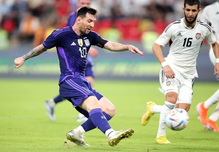 Lionel Messi (cent.) anotó para Argentina. Foto: EFE