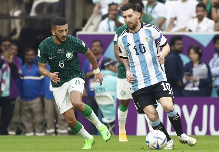 Messi ante Arabia Saudí. Foto:EFE