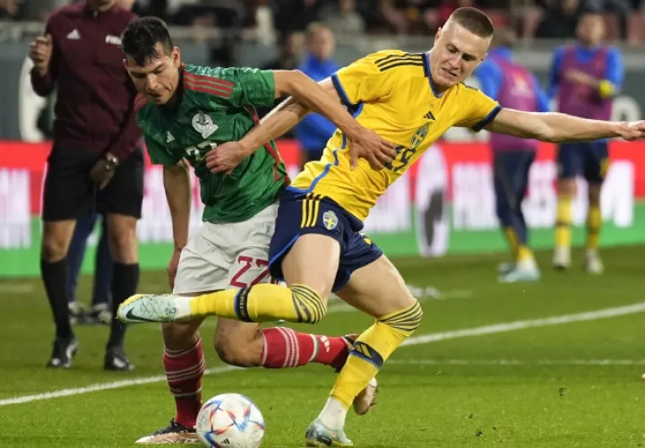 Hirving Lozano (izq.) disputa el balón ante el sueco Svanberg. Foto: EFE