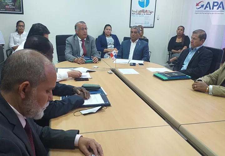 El ministro Valderrama señaló su satisfacción por entregar la presidencia de esta entidad  al ministro Sucre. Foto: Cortesía Mida