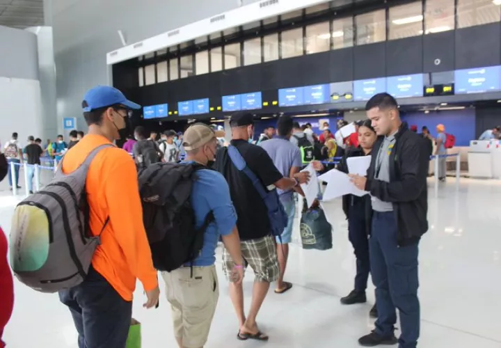 Más de 800 venezolanos han podido regresar a su país en vuelos humanitarios en las últimas semanas. Foto: Cortesía Migración