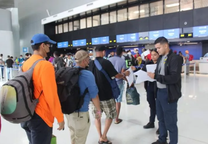 El SNM trasladó a los migrantes hasta el Aeropuerto Internacional de Tocumen. Foto: Cortesía