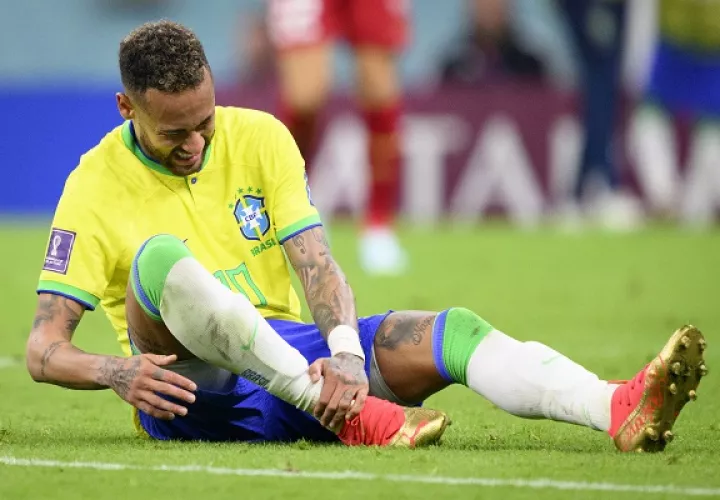 Neymar, muy golpeado ante Serbia. Foto:EFE
