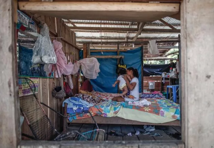Elita juega con su bebé en su habitación en Iquitos, Perú. EFE