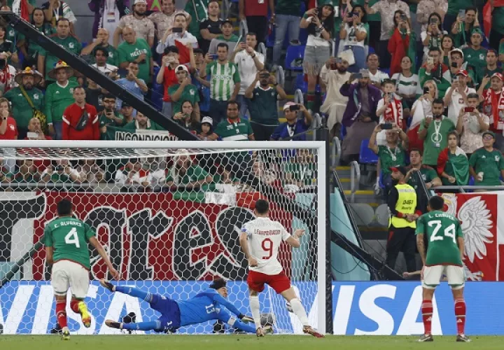 Guilermo 'Memo' Ochoa de México desvia el balón en el remate de penal de Robert  Lewandoski. Foto:EFE