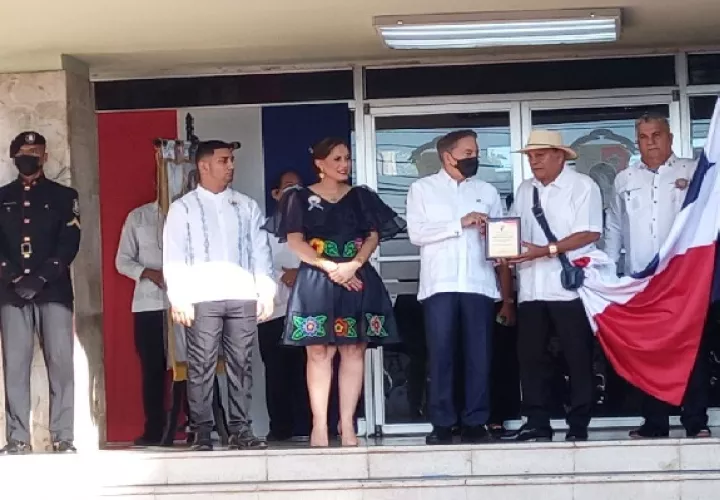 Los actos comenzaron con una solemne ceremonia con el Palacio Municipal de La Chorrera “Luis Emilio Veces B.” Foto. Eric Montenegro